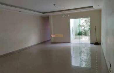 Imagem: A casa possui 3 Dormitórios, 5 Banheiros, 5 Vagas na garagem