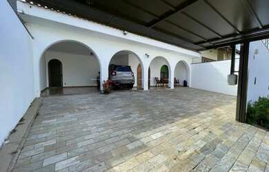 Imagem: A casa possui 3 Dormitórios, 3 Banheiros, 5 Vagas na garagem