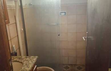 Imagem: A casa possui 3 Dormitórios, 2 Banheiros, 2 Vagas na garagem