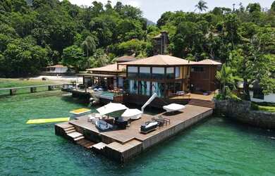 Imagem: A casa em condomínio possui 5 Dormitórios, 5 Banheiros, 2