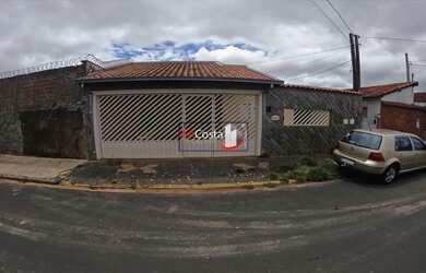 Imagem: A casa possui 3 Dormitórios, 2 Banheiros, 2 Vagas na garagem