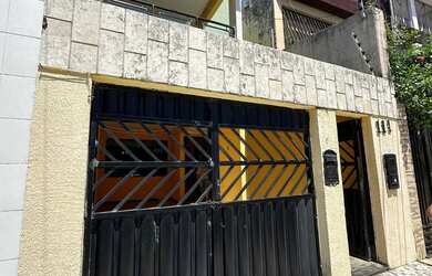 Imagem: A casa possui 4 Dormitórios, 4 Banheiros, 2 Vagas na garagem