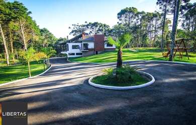 Imagem: A casa possui 3 Dormitórios, 2 Banheiros, 5 Vagas na garagem