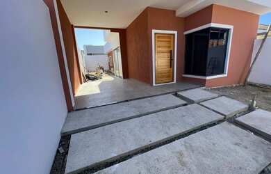 Imagem: A casa possui 3 Dormitórios, 2 Banheiros, 2 Vagas na garagem