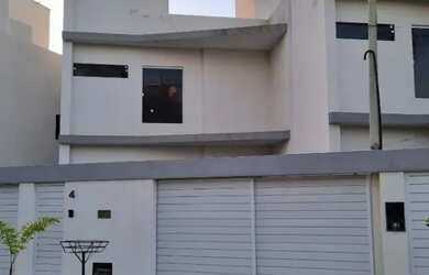 Imagem: A casa possui 4 Dormitórios, 4 Banheiros, 2 Vagas na garagem