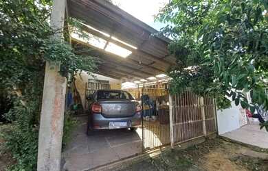 Imagem: A casa possui 1 Dormitório, 1 Banheiro, 1 Vaga na garagem