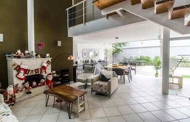 Imagem: A casa possui 4 Dormitórios, 5 Banheiros, 4 Vagas na garagem