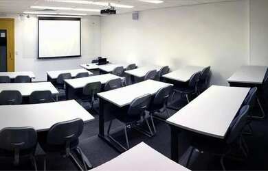 Imagem: O depósito possui 4 Vagas na garagem, 227m² de Área e está