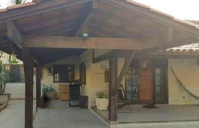 Imagem: A casa possui 3 Dormitórios, 4 Banheiros, 3 Vagas na garagem