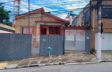 Imagem: A casa possui 4 Dormitórios, 2 Banheiros, 1 Vaga na garagem