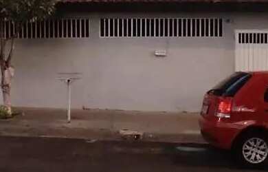 Imagem: A casa possui 3 Dormitórios, 2 Banheiros, 2 Vagas na garagem