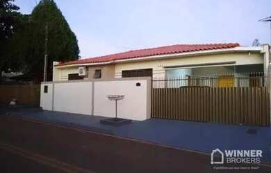 Imagem: A casa possui 3 Dormitórios, 1 Banheiro, 2 Vagas na garagem