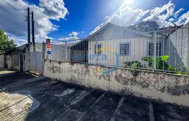 Imagem: A casa possui 1 Dormitório, 1 Banheiro, 1 Vaga na garagem