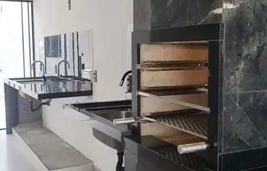 Imagem: A casa possui 3 Dormitórios, 2 Banheiros, 2 Vagas na garagem