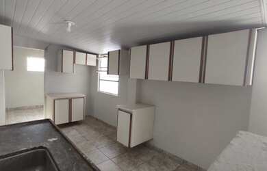 Imagem: A casa possui 2 Dormitórios, 2 Banheiros, 2 Vagas na garagem