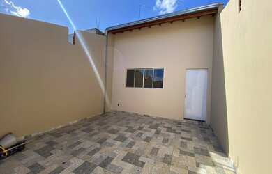 Imagem: A casa possui 3 Dormitórios, 2 Banheiros, 2 Vagas na garagem