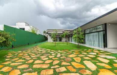 Imagem: A casa possui 4 Dormitórios, 5 Banheiros, 5 Vagas na garagem