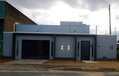 Imagem: A casa possui 2 Dormitórios, 2 Banheiros, 3 Vagas na garagem