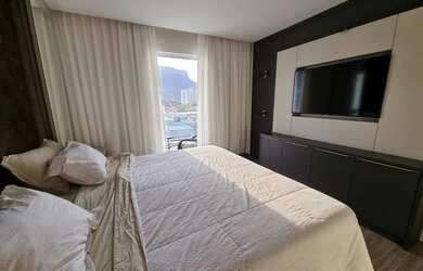 Imagem: A casa possui 4 Dormitórios, 5 Banheiros, 4 Vagas na garagem