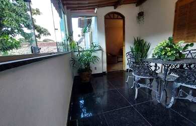 Imagem: A casa possui 3 Dormitórios, 1 Banheiro, 1 Vaga na garagem