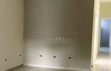 Imagem: A casa possui 3 Dormitórios, 1 Banheiro, 2 Vagas na garagem