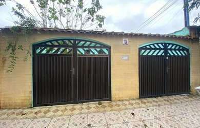 Imagem: A casa possui 3 Dormitórios, 1 Banheiro, 2 Vagas na garagem