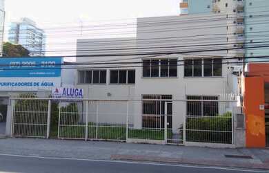 Imagem: O depósito possui 3 Vagas na garagem, 450m² de Área e está