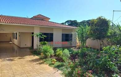 Imagem: A casa possui 3 Dormitórios, 3 Banheiros, 5 Vagas na garagem