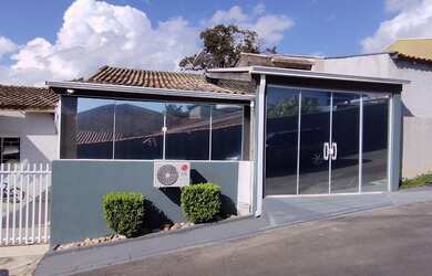 Imagem: A casa em condomínio possui 3 Dormitórios, 1 Banheiro, 2 Vagas