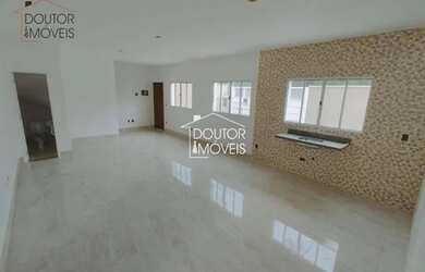 Imagem: A casa possui 3 Dormitórios, 2 Banheiros, 4 Vagas na garagem