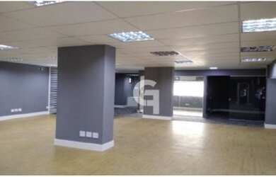 Imagem: O depósito possui 2 Vagas na garagem, 211m² de Área e está