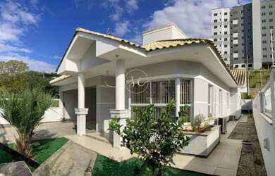 Imagem: A casa possui 3 Dormitórios, 3 Banheiros, 2 Vagas na garagem