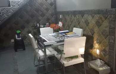 Imagem: A casa possui 3 Dormitórios, 2 Banheiros, 2 Vagas na garagem