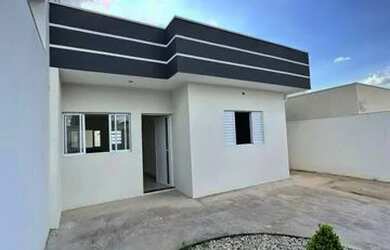 Imagem: A casa à venda possui 2 Dormitórios, 1 Banheiro, 1 Vaga na