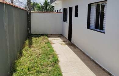 Imagem: A casa possui 2 Dormitórios, 2 Banheiros, 4 Vagas na garagem