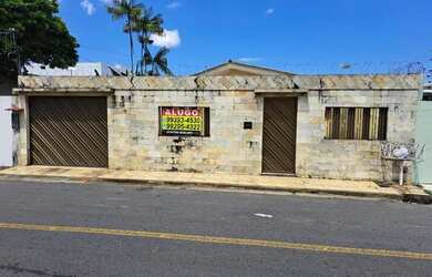 Imagem: A casa possui 3 Dormitórios, 3 Banheiros, 4 Vagas na garagem