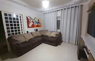 Imagem: A casa possui 3 Dormitórios, 3 Banheiros, 3 Vagas na garagem