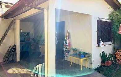 Imagem: A casa possui 3 Dormitórios, 2 Banheiros, 2 Vagas na garagem