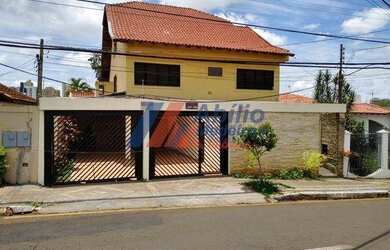 Imagem: A casa possui 4 Dormitórios, 3 Banheiros, 4 Vagas na garagem