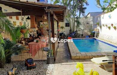 Imagem: A casa possui 3 Dormitórios, 2 Banheiros, 3 Vagas na garagem