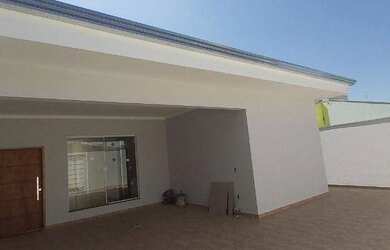 Imagem: A casa possui 3 Dormitórios, 2 Banheiros, 2 Vagas na garagem