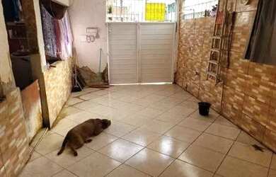 Imagem: A casa possui 3 Dormitórios, 1 Banheiro, 1 Vaga na garagem