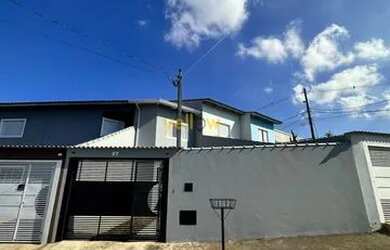 Imagem: A casa possui 2 Dormitórios, 1 Banheiro, 2 Vagas na garagem