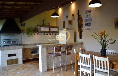 Imagem: A casa possui 3 Dormitórios, 3 Banheiros, 2 Vagas na garagem