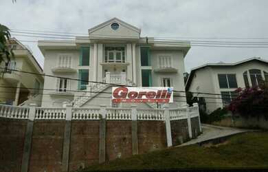 Imagem: A casa em condomínio e possui Dormitórios, Suítes, Banheiros