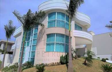 Imagem: A casa em condomínio possui 4 Dormitórios, 3 Banheiros, 4