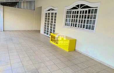 Imagem: A casa possui 3 Dormitórios, 2 Banheiros, 2 Vagas na garagem