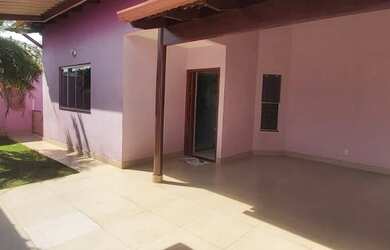 Imagem: A casa e possui 3 Dormitórios, 3 Banheiros, 3 Vagas na garagem