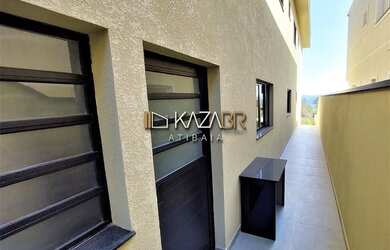 Imagem: A casa possui 3 Dormitórios, 3 Banheiros, 2 Vagas na garagem