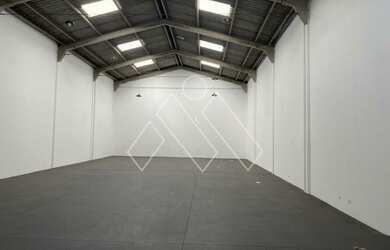 Imagem: O depósito possui 3 Vagas na garagem, 360m² de Área e está